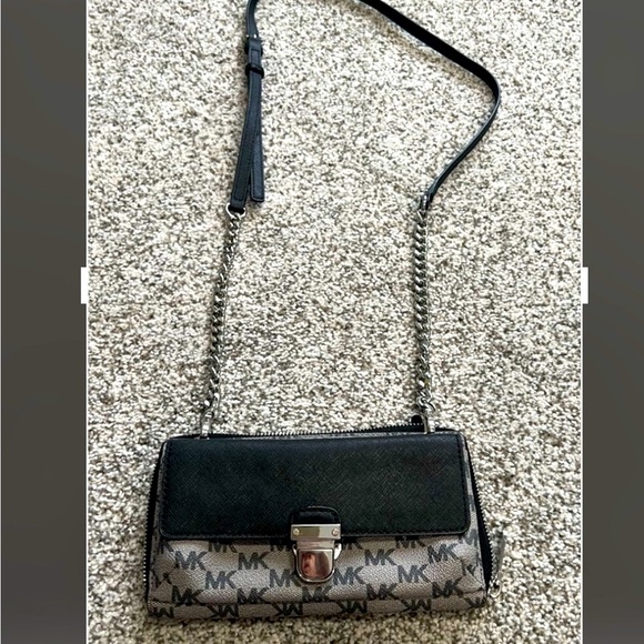 Michael Kors crossbody/shoulder bag!
🔥NWOT🔥$50 - Picture 2 of 11